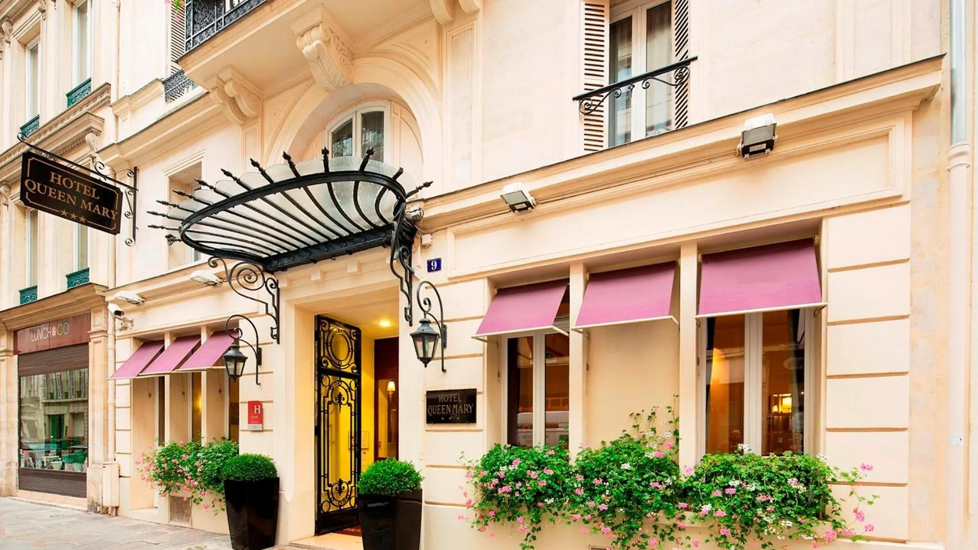 Staying In the 8th Arrondissement: 15 Resort Hotels Compared