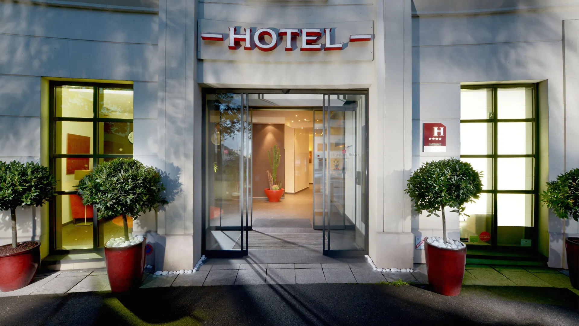 4 Romantic Hotels Near Catacombes de Paris Worth Booking