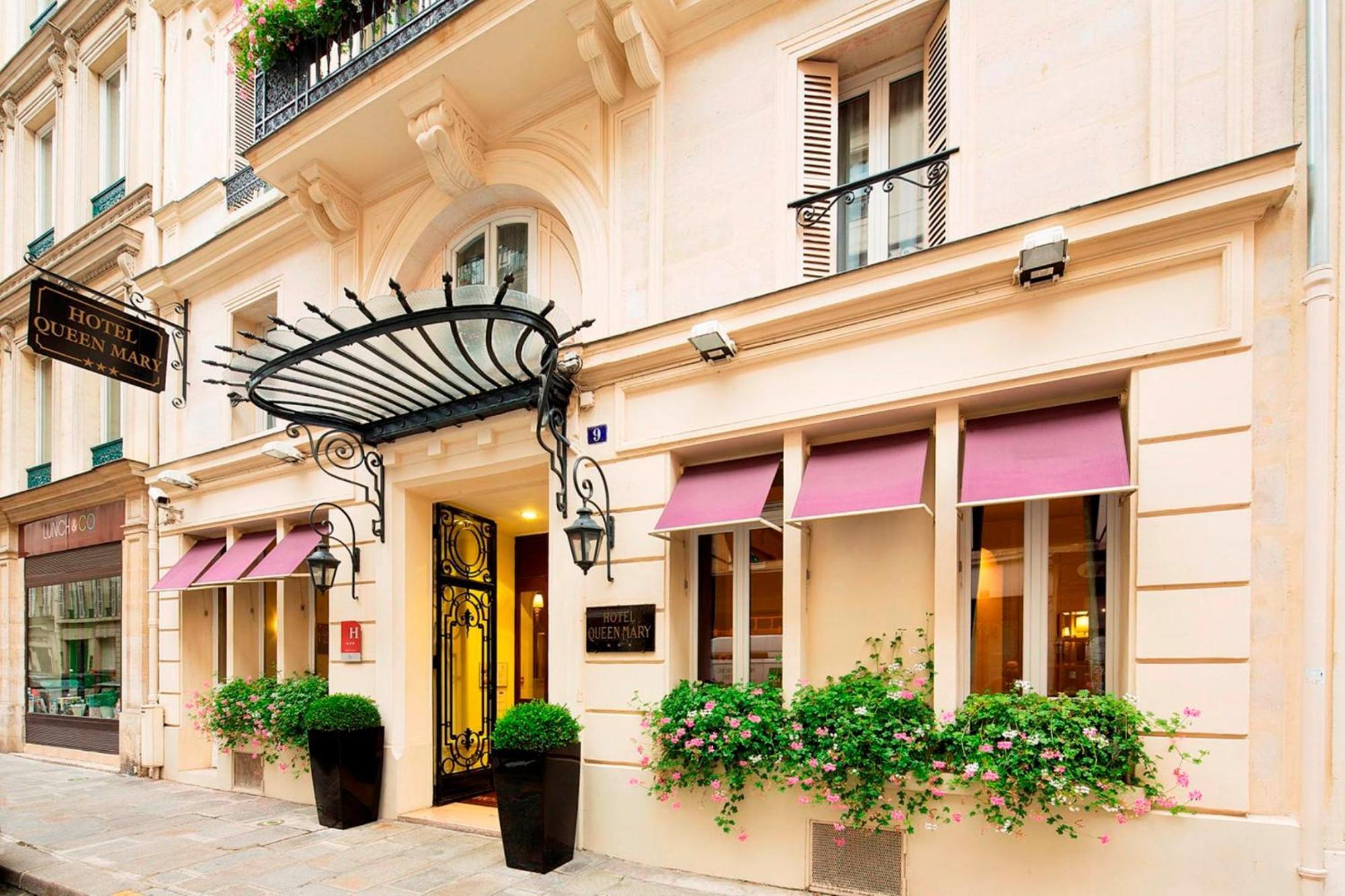 Staying In the 8th Arrondissement: 15 Resort Hotels Compared