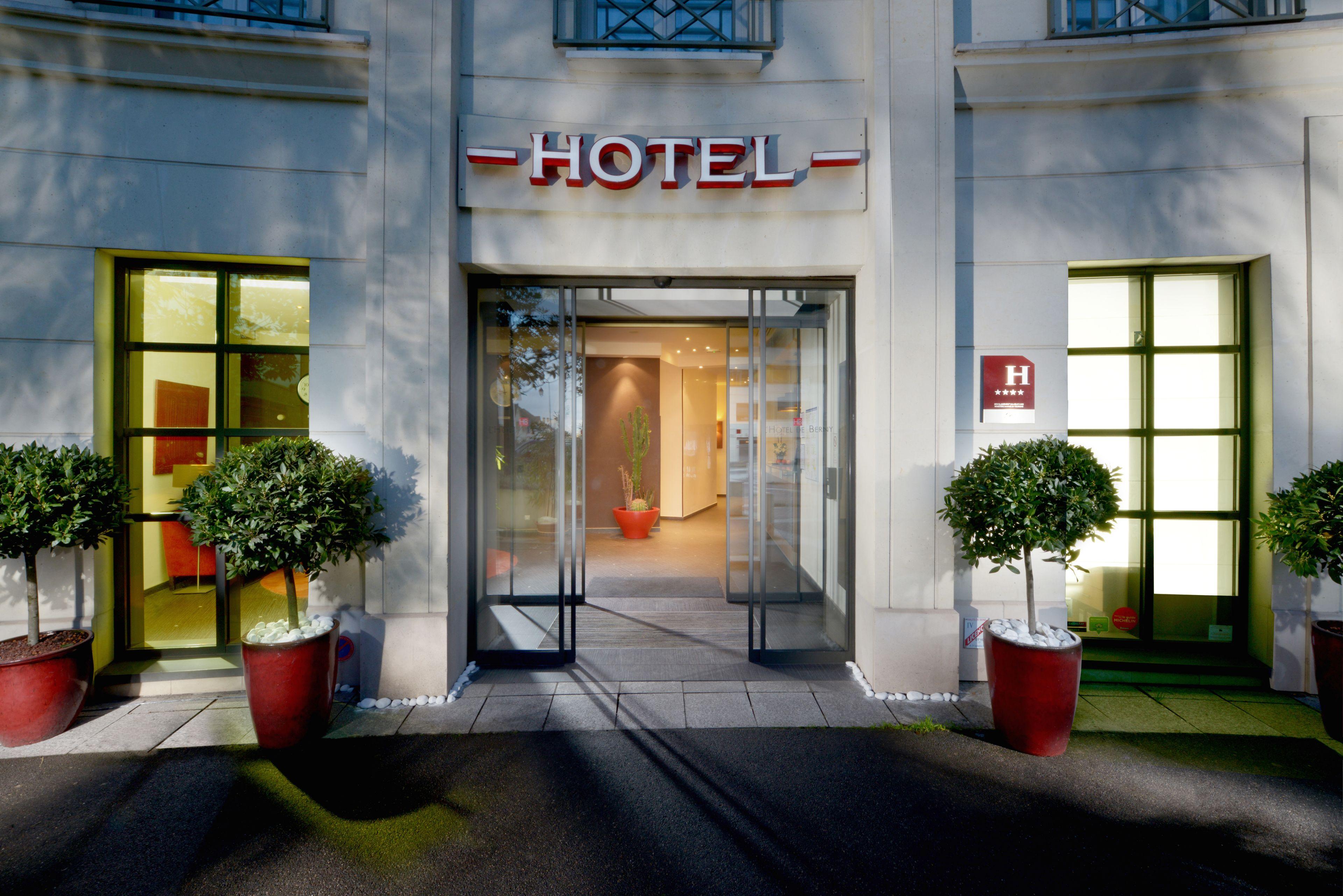 4 Romantic Hotels Near Catacombes de Paris Worth Booking